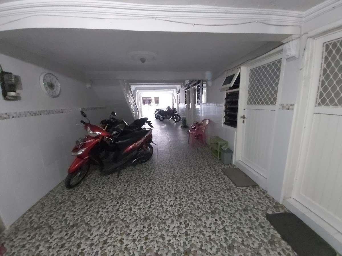 Kos Putra Hj Enik — kos di surabaya
