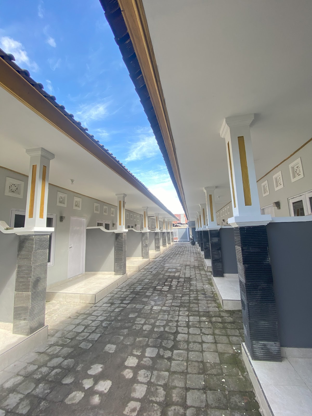 V KOST — kos di bali