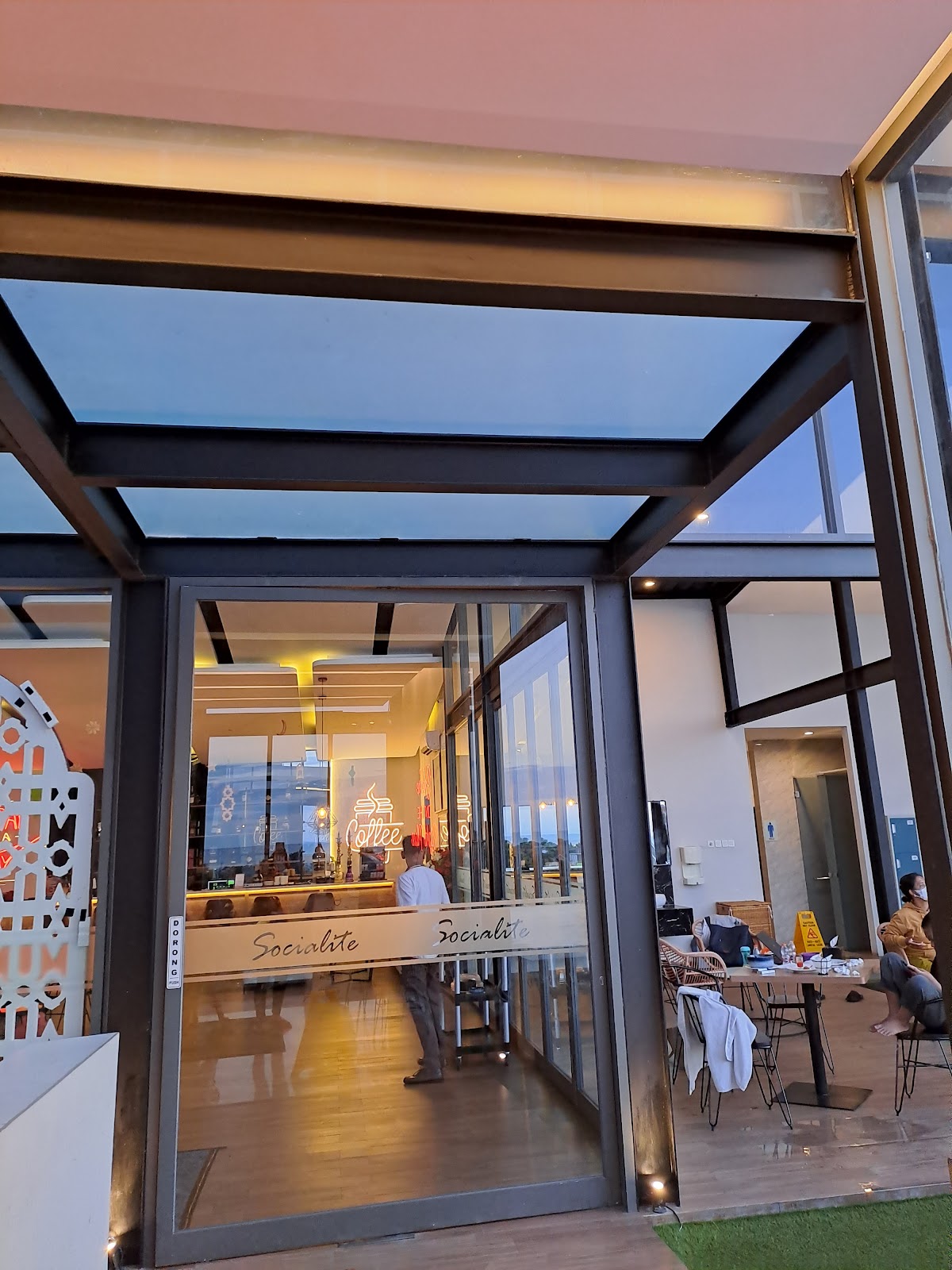 Socialite Lounge & Eatery - Sewa di Tuban